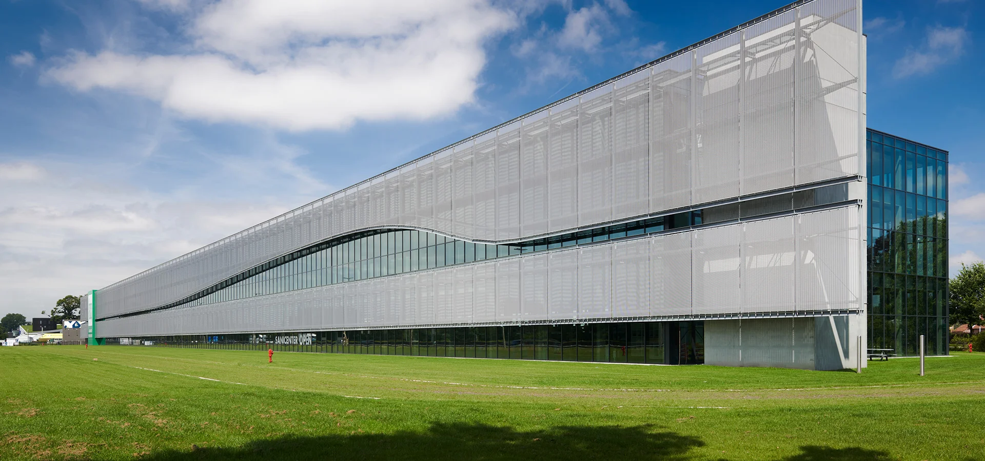 Horizontally divided cladding from the HAVER Architectural Mesh.