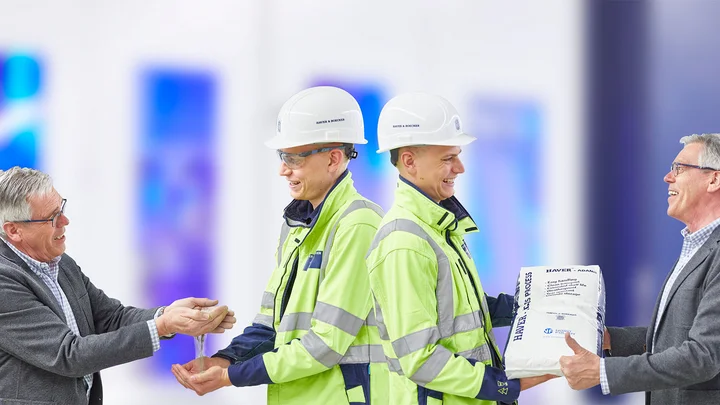 A man sitting in front of a screen and monitoring the safe and effective filling process.