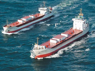 Zwei Transportschiffe für Zement auf hoher See.