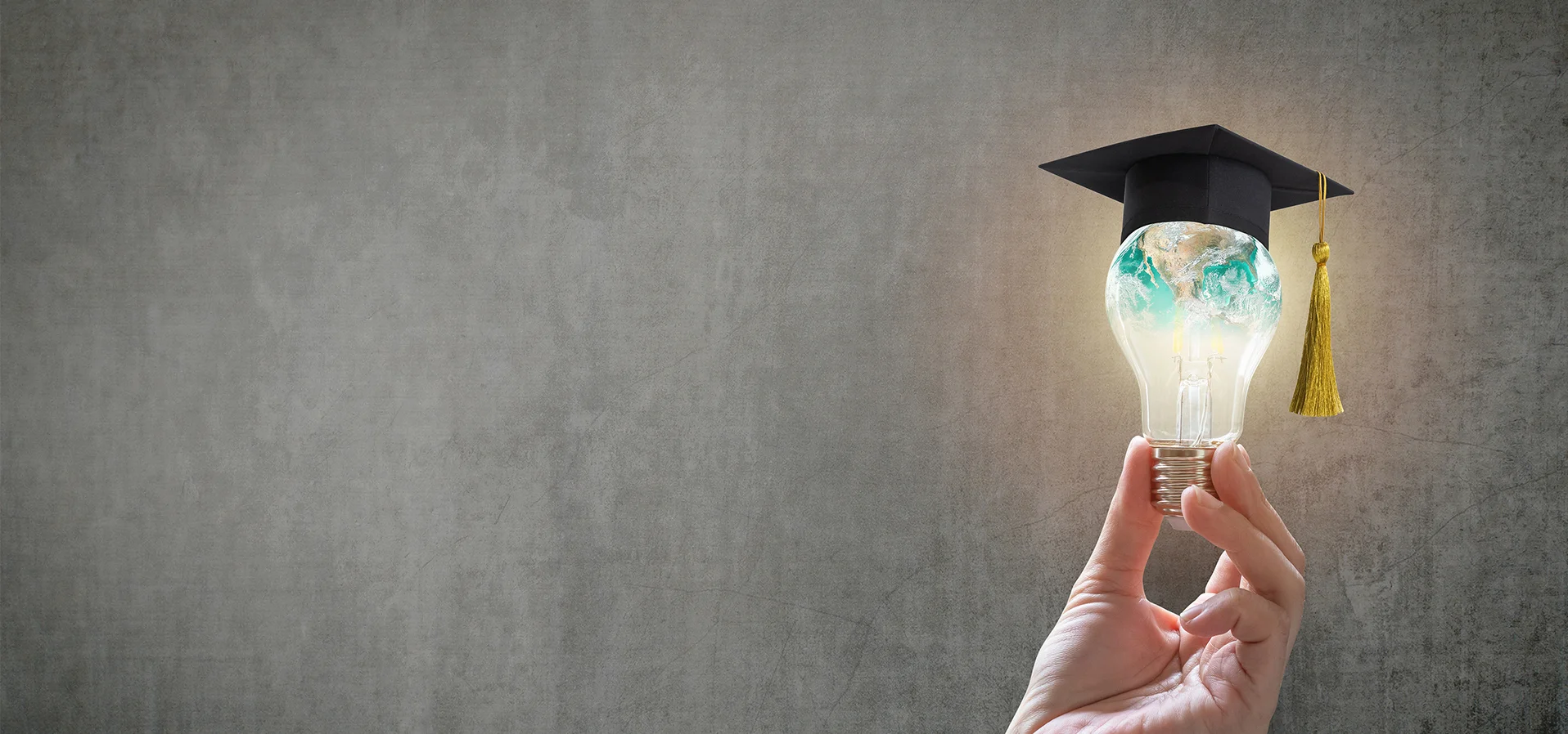 Für uns ist es selbstverständlich, Sie sowohl bei Ihren fachlichen als auch bei Ihren persönlichen Kompetenzen zu unterstützen und weiterzuentwickeln. Haver Academy – eine Glühbirne mit Absolventenkappe.