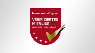Rotes Siegel mit goldenem Haken: „Verifiziertes Mitglied des KIMW Lüdenscheid“ vom branchentreff4you, Symbol für geprüfte Kunststofftechnik-Netzwerke.