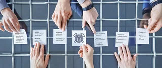 Personen halten Zettel mit Haver & Boecker Grundsätzen in die Mitte.