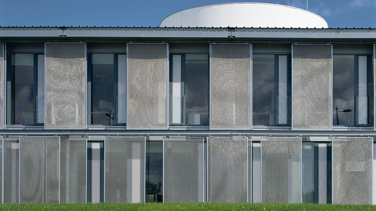 Movable mesh frames are just as realisable as fixed sun protection solutions.