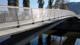 Bridge cladding with stainless steel wire mesh
