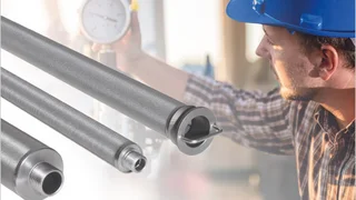 Mann mit Schutzhelm betrachtet Filterelemente aus Drahtgewebe; Text zur Filtration in Chemie- und Pharmaindustrie von Haver & Boecker.