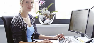 Praktikantin an ihrem Arbeitsplatz