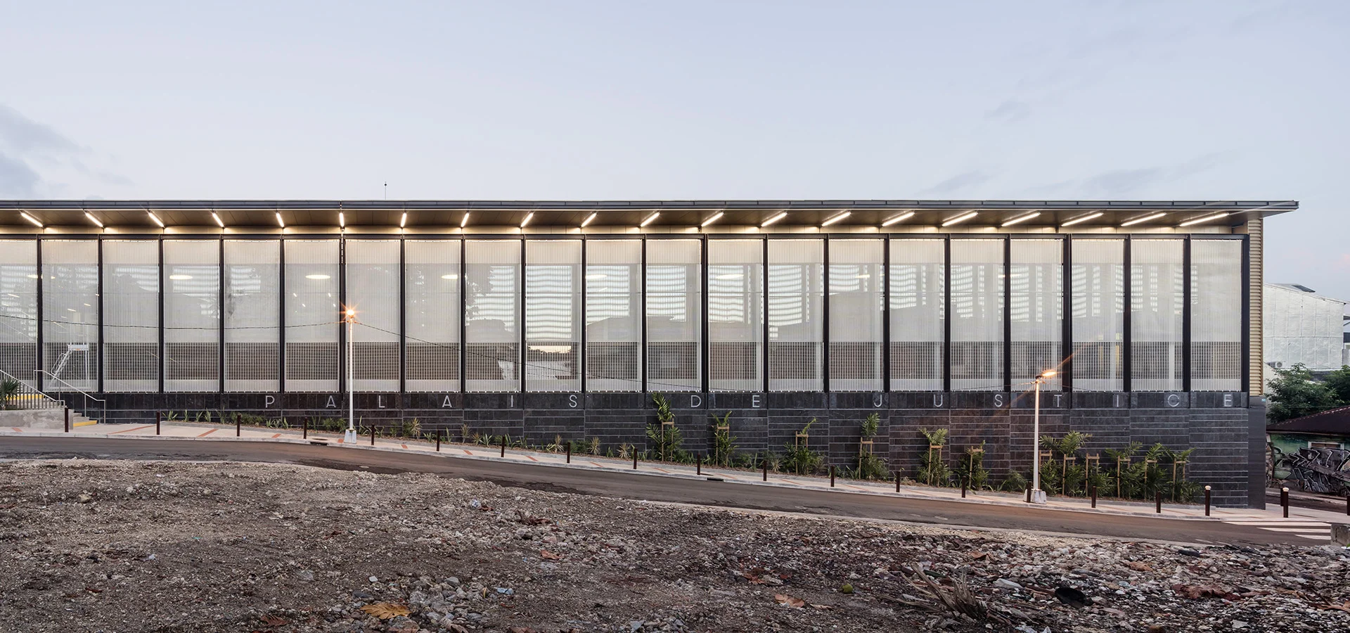 Solar protection facade with HAVER architectural wire mesh Solar protection facade with HAVER architectural wire mesh