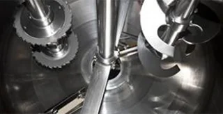 Innenansicht einer industriellen Großrührmaschine.