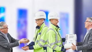 Mitarbeiter bedient Packlinie