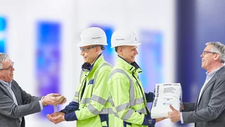 Ein Mann sitzt vor einem Bildschirm und überwacht den sicheren und effektiven Abfüllprozess.