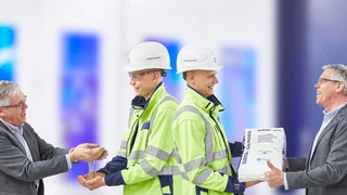 Ein Mann sitzt vor einem Bildschirm und überwacht den sicheren und effektiven Abfüllprozess.