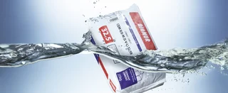 A PE bag floats safely protected in the water