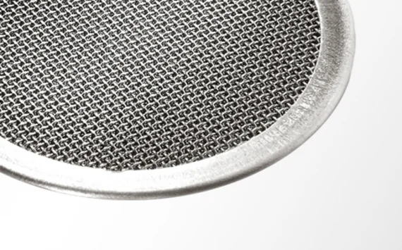Filterronde aus Drahtgewebe mit Randeinfassung aus Metall