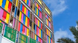 Coloured stainless steel wire mesh facade