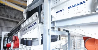 Eine Siebanlage in einem Aufbereitungsanlage mit einer robusten Siebkörperauslegung begünstigt die Langlebigkeit der Maschine.