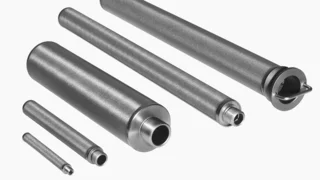 Fünf zylindrische Filterkerzen aus Edelstahl in unterschiedlicher Größe mit Porostar Gewebelaminat und Gewindeanschlüssen auf weißem Hintergrund.