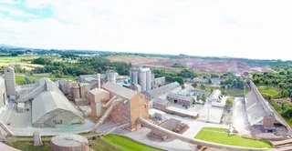 Blick auf ein Zementwerk von oben