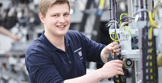 Ein Auszubildender zeigt sein Können an der Anlage.