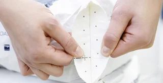 Zwei Hände demonstrieren die SEAL-Technologie: Das Sackventil ist komplett verschlossen und kein Produkt kann austreten!