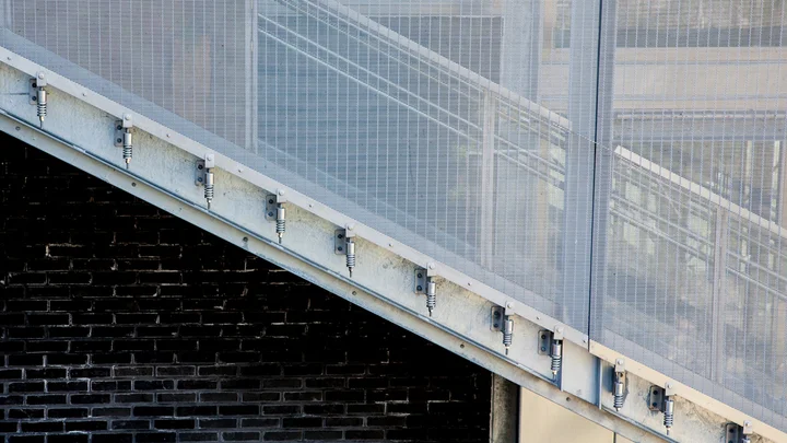 Lower fastening system of a wire mesh facade