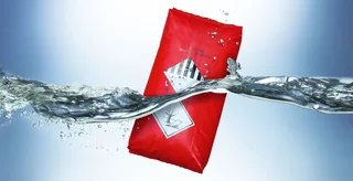 Ein roter Foliensack schwimmt im Wasser. Das abgefüllte Produkt bleibt geschützt.