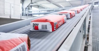 Clean bags on the discharge conveyor belt