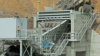 Eine klassische Vorbrechanlage mit einem Niagara Exzentersieb steht in einem Steinbruch.