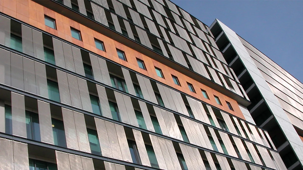 Metal mesh sun protection facade