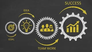 Mitarbeiterin bearbeitet am PC eine Konstruktionszeichnung