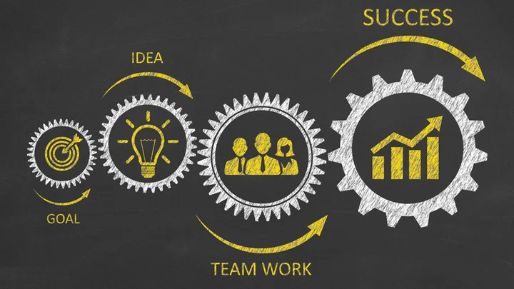 Mitarbeiterin bearbeitet am PC eine Konstruktionszeichnung