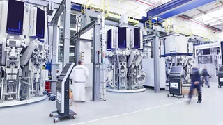 Maschinen in der Produktionshalle.