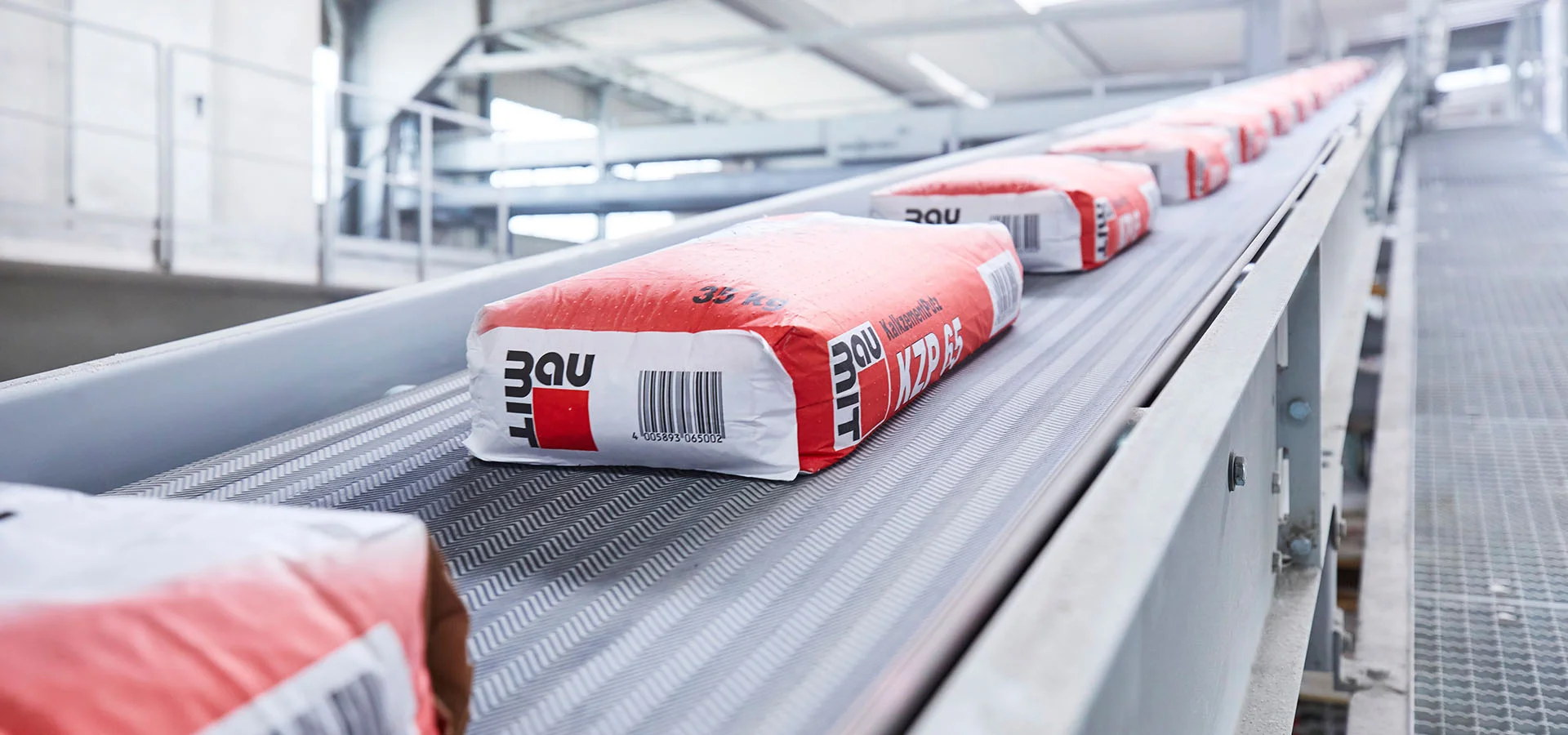 Diagnostik – Plant Optimization Plan Mitarbeiter mit ServicePad vor INTEGRA® ISF