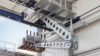 Mit dem vollautomatischen Beladesystem Speed-Flexx wird ein palettierter Sackstapel auf eine Ladefläche geladen.