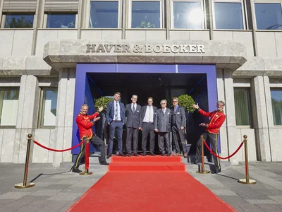 HAVER & BOECKER feierte 100 Jahre Maschinenbau-Sparte mit einer Jubiläumsveranstaltung am Hauptsitz in Oelde, Deutschland, bei der Kunden und Branchenpartner aus aller Welt zu Gast waren.