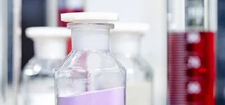 Chemische Schüttgüter in Glasfalschen abgefüllt