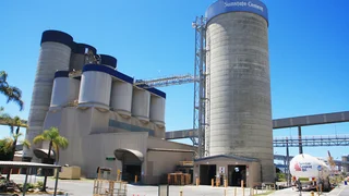 Eine Siloanlage für die Lagerung von Baustoffe mit einem Mehrkammersilo und eine Verladestation.