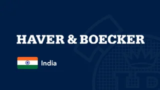Logo von Haver & Boecker mit indischer Flagge und Schriftzug „India“ auf dunkelblauem Hintergrund.