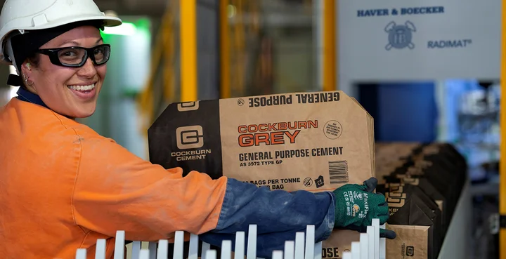 An employee enjoys working with the RADIMAT from HAVER & BOECKER