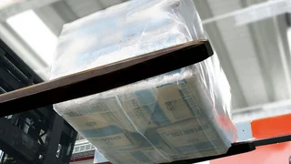 Ein palettenloser Stapel mit Zementsäcken wird vom Palettierer abtransportiert.