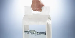 Clevere Verpackungslösung: Eine Person trägt eine Flüssigkeit in einem Foliensack mit einem Tragegriff.