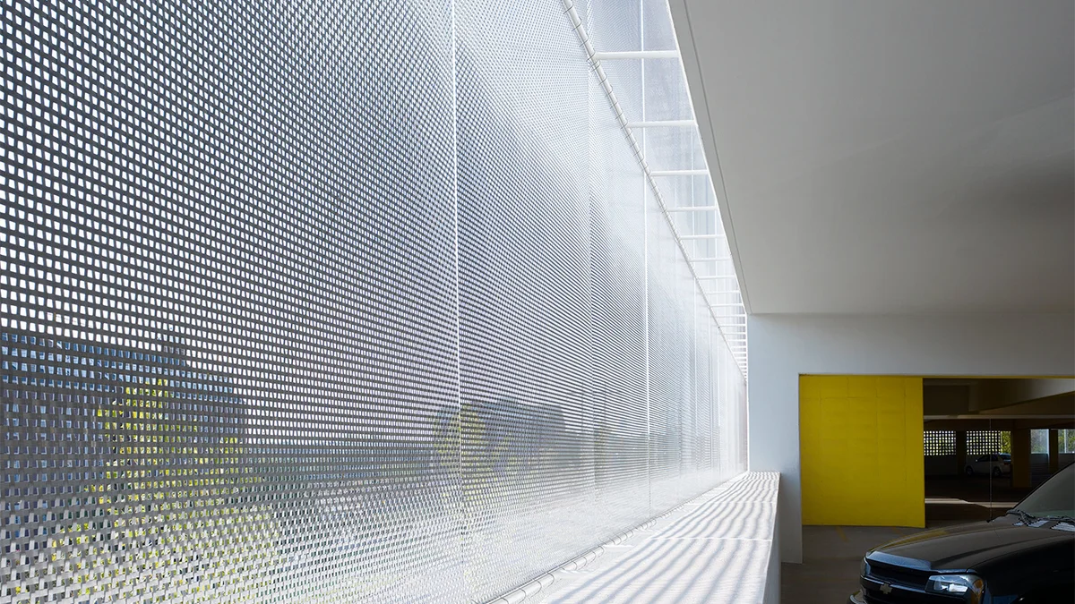 Light and Transparency of a facade cladding with solar protection meshthanks to the semi-transparent structure of wire mesh.