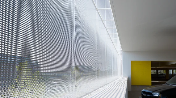 Light and Transparency of a facade cladding with solar protection meshthanks to the semi-transparent structure of wire mesh.
