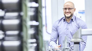 Mitarbeiter von Haver & Boecker an seinem Arbeitsplatz