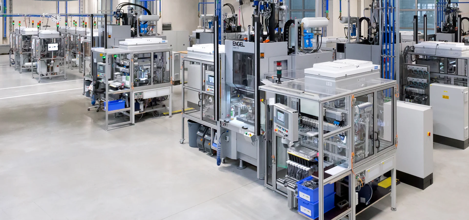 Production line for plastic injection moulding Production line for plastic injection moulding