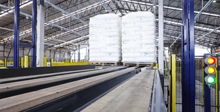 Sauber und stabil palettierte Säcke sind per Transportband auf dem Weg zur vollautomatischen Beladung.
