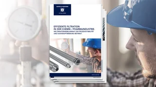 Titelbild eines Whitepapers von Haver & Boecker zur Filtration in Chemie-/Pharmaindustrie mit Arbeiter, Filterelementen und Messgerät.