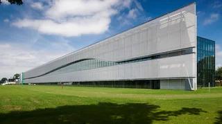 Homogeneous facade cladding made out of stainless steel wire mesh