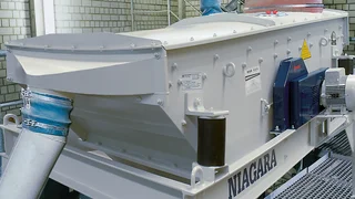 Das Fremdkörpersieb zur Vorabsiebung ist vor dem ROTO-PACKER Silo installiert und sorgt für eine fremdkörperfreie Abfüllung.