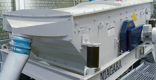 Das Fremdkörpersieb zur Vorabsiebung ist vor dem ROTO-PACKER Silo installiert und sorgt für eine fremdkörperfreie Abfüllung.