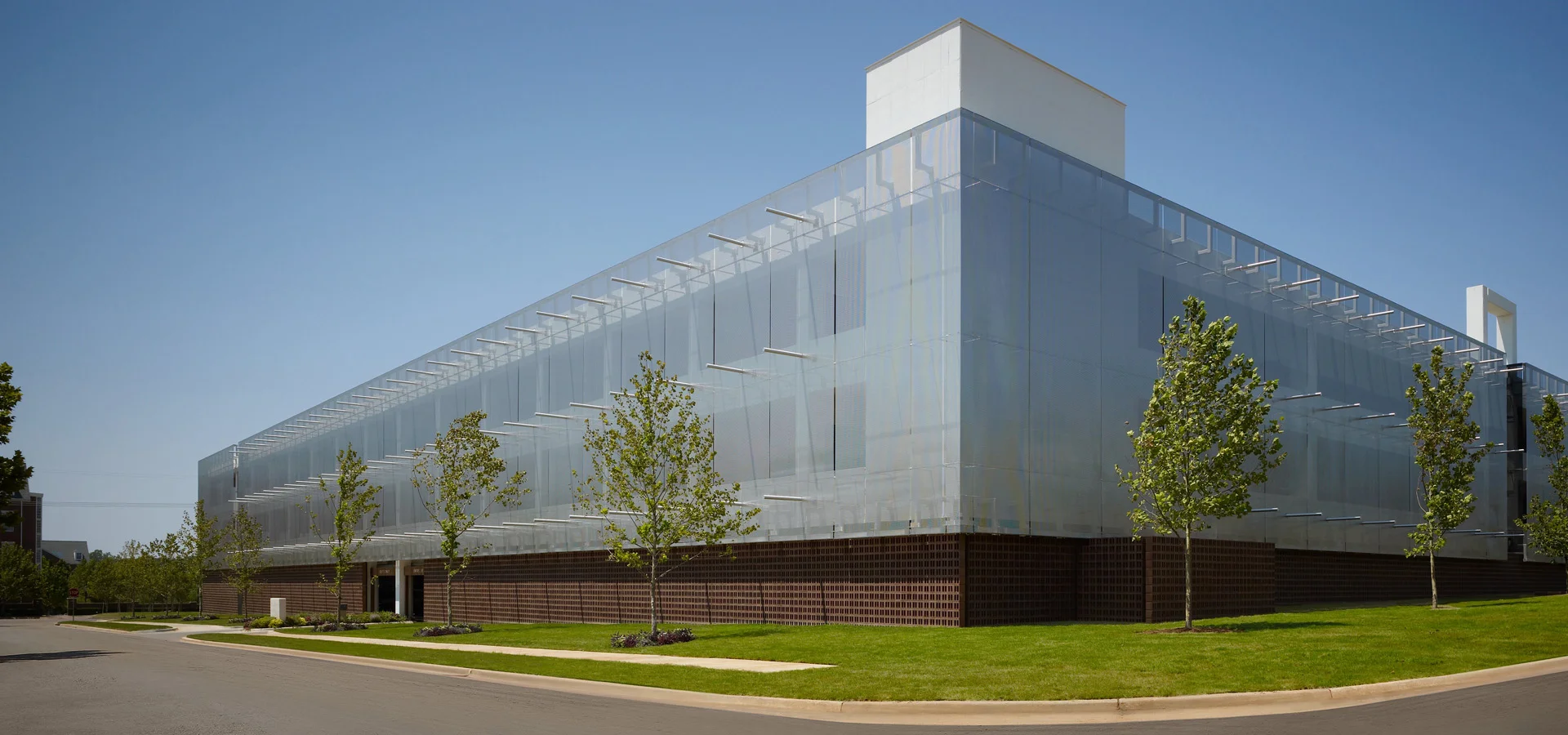 Multi-storey car park facade with HAVER architectural wire mesh Multi-story car park facade with HAVER architectural wire mesh